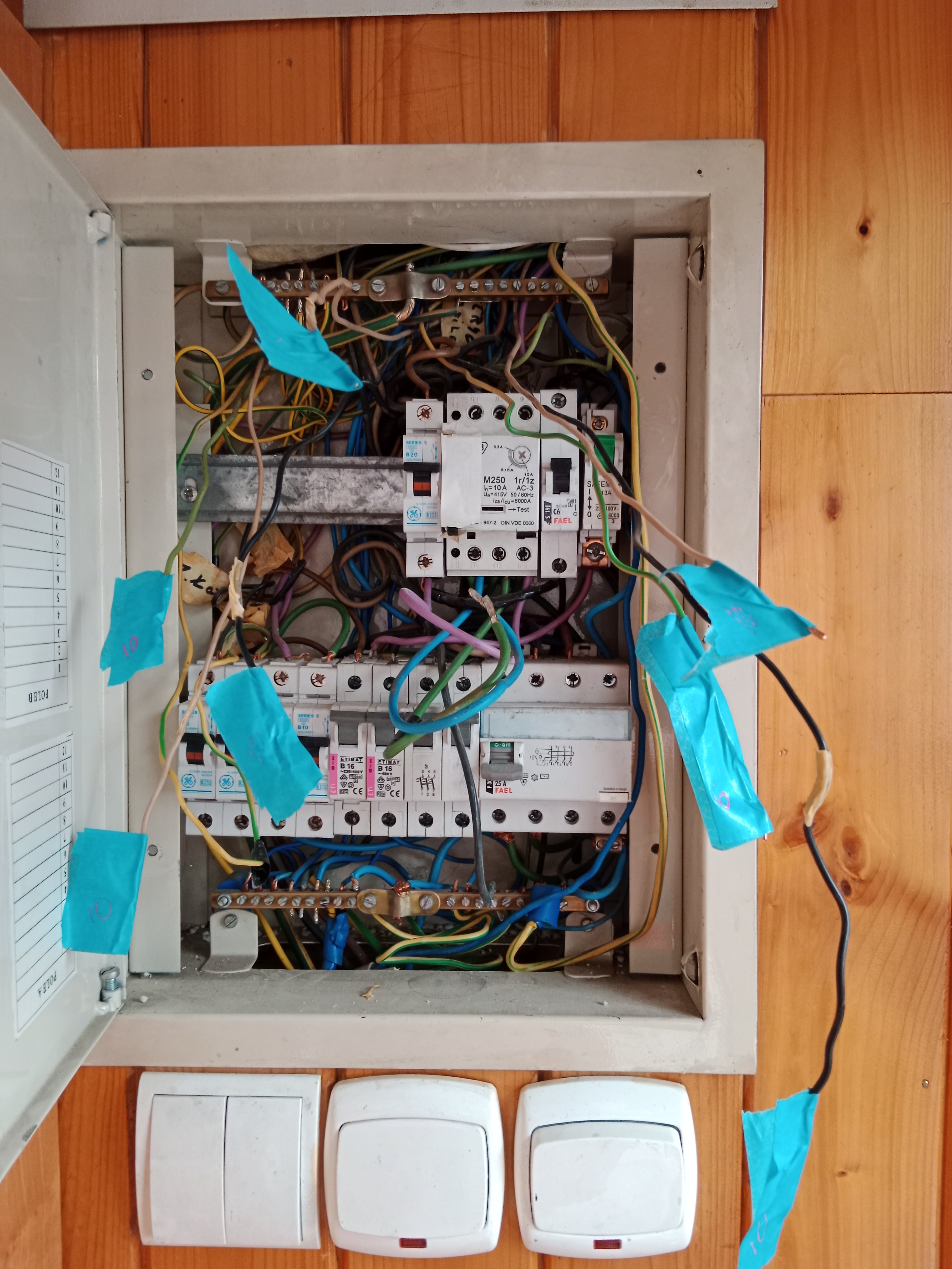 Rozdzielnica elektryczna przed uporządkowaniem