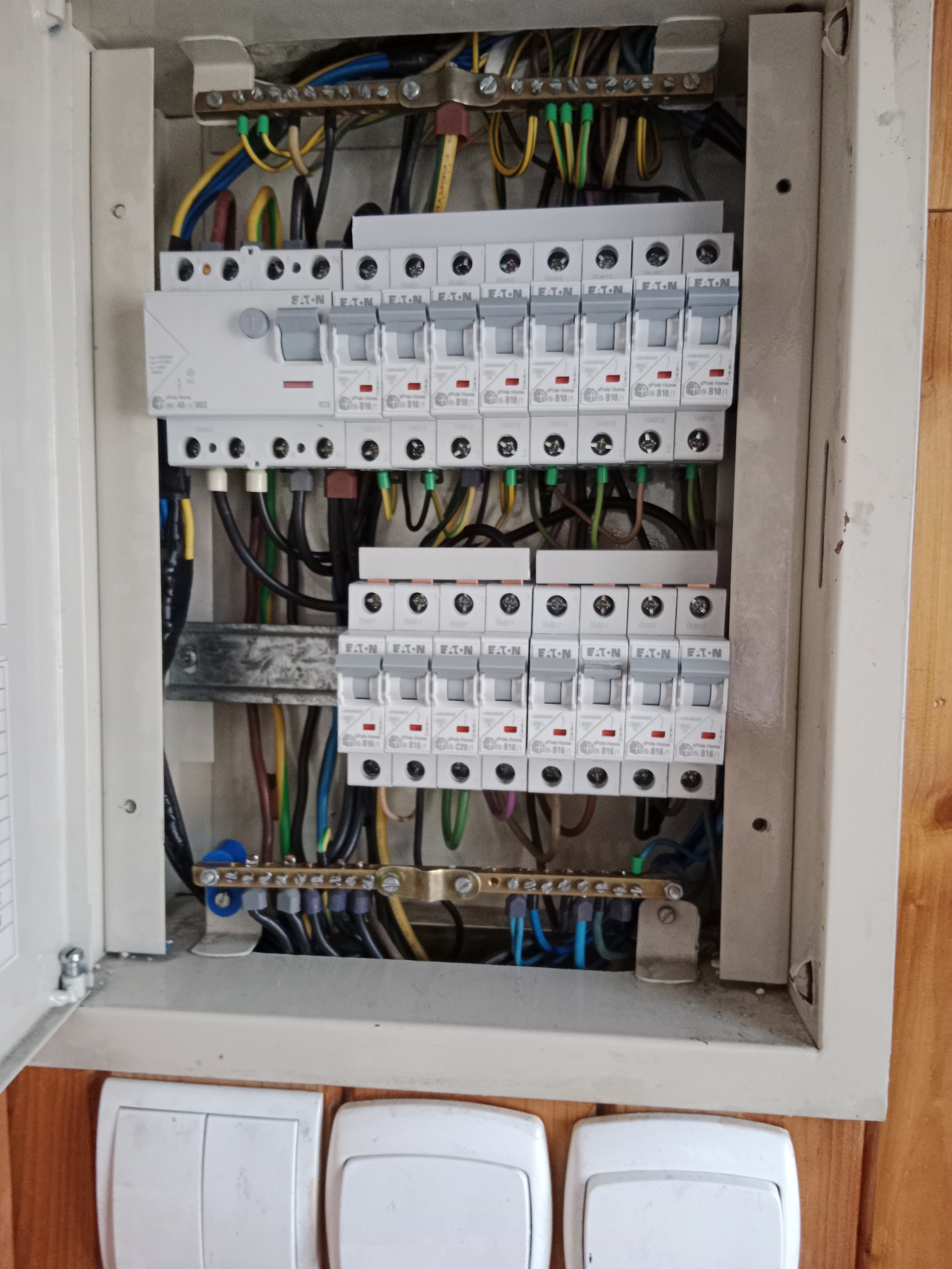 Uporządkowana i przebudowana rozdzielnica elektryczna